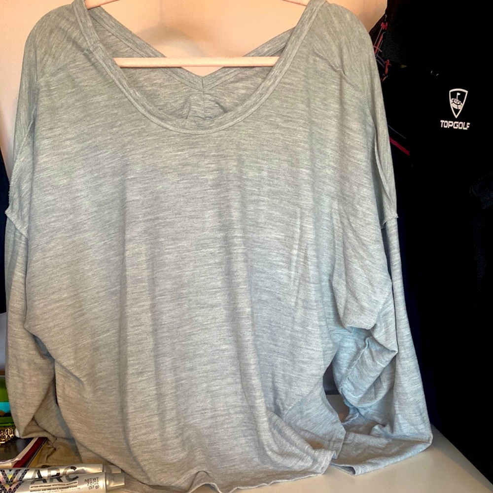 Super cute, loosefitting, long sleeve T-shirt with scrunched back
